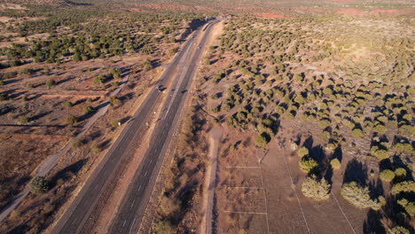 Ruta-Estatal-89a-De-Arizona,-Toma-De-Drones-De-La-Autopista-En-Un-Paisaje-Desértico-Cerca-De-Sedona,-EE.UU.