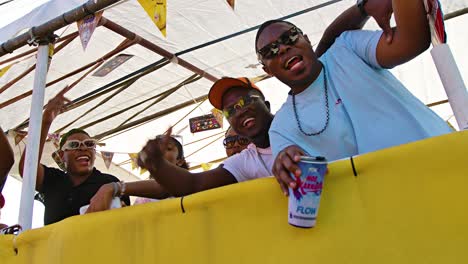 Karibische-Männer-Und-Frauen-Feiern-Und-Lachen,-Während-Sie-Beim-Karneval-Tanzen