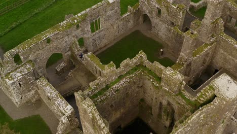 Un-Paralaje-Convincente-Flota-Sobre-Bective-Abbey.-Carne-Del-Condado