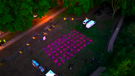 Luces-De-Drones-Siendo-Probadas-Antes-Del-Espectáculo-Por-Técnicos-En-La-Feria-Del-Vino,-Toma-Aérea-A-La-Derecha