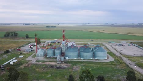 Amplio-Complejo-De-Silos-En-Un-Entorno-De-Tierras-Rurales---Aéreo