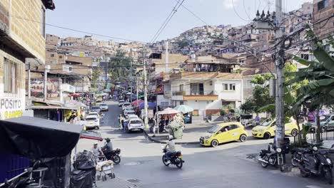 Blick-Auf-Die-Straßenbahn,-Die-In-Der-Comuna-13-Von-Medellin,-Kolumbien,-Fährt,-Das-Pulsierende-Leben-In-Der-Lateinamerikanischen-Stadt,-Die-Täglichen-Geschäfte,-Märkte,-Fußgänger-Und-Motorräder