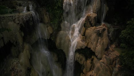 Drohnenaufnahmen-Eines-Faszinierenden-Wasserfalls,-Umgeben-Von-Einer-Landschaft-Wie-Aus-Einer-Anderen-Welt