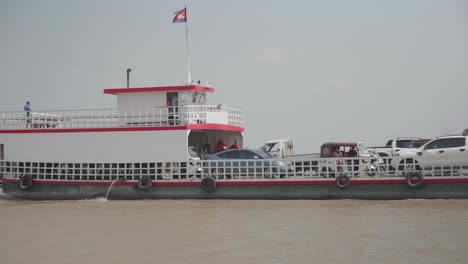 Un-Barco-De-Transporte-Que-Circula-Por-El-Río-Mekong-En-El-Puerto-Areiy-Ksatr-De-Phnom-Penh.