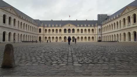 Les-Invalides-also-host-the-graves-of-several-war-heroes-of-France