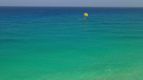 Landung-Eines-Fallschirms-Mitten-Im-Wunderschönen-Meer-Mit-Klarem-Wasser