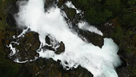 Draufsicht-Auf-Einen-Riesigen-Wasserfall-In-Einem-Grünen-Feuchtwald,-Norwegen,-Natur,-Drohne