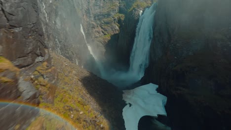 FPV-Drone-revealing-waterfall,-Vøringsfossen