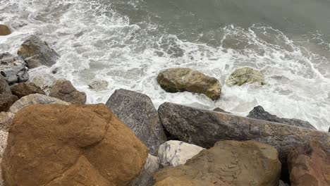 Waves-crashing-against-the-rocks