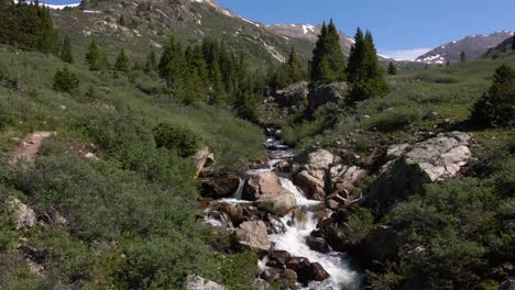 4K-Luftaufnahmen-Von-Bächen-Und-Wasserfällen-Auf-Dem-Independence-Pass-In-Der-Nähe-Von-Aspen,-Twin-Lakes,-Rocky-Mountains,-Colorado