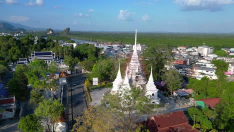 Ruhiger-Traditioneller-Thailändischer-Tempelkomplex,-Tropische-Landschaft