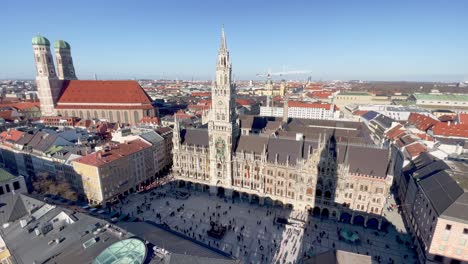 Munich-Estableciendo-Una-Toma-De-La-Concurrida-Marienplatz-Con-El-Ayuntamiento-Y-La-Frauenkirche