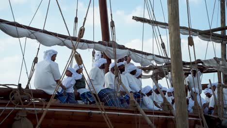 Maritime-Heritage-Festival-In-Abu-Dhabi-Mit-Matrosen-Auf-Einem-Historischen-Schiff