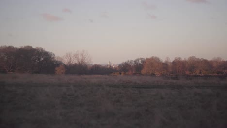 Un-Paisaje-De-Londres-Desde-La-Cima-De-Una-Colina-En-Una-Brillante-Y-Fría-Tarde-De-Invierno-En-Richmond-Park,-Reino-Unido