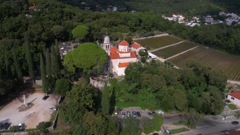 Vista-Aérea-Del-Monasterio-Y-Viñedo-De-Savina,-Punto-De-Referencia-De-Herceg-Novi-Montenegro