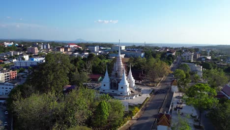 Sereno-Complejo-De-Templos-Tradicionales-Tailandeses,-Paisaje-Tropical.