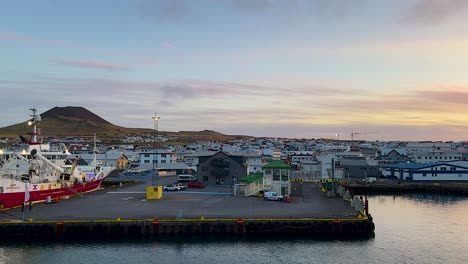 Fischereihafen-Und-Vulkan-Auf-Den-Vestmannaeyjar-Inseln-In-Island-Bei-Sonnenuntergang-Von-Der-Fähre-Aus-Gesehen