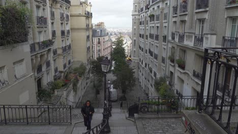 Junge-Frau-Steigt-Treppen-Im-Stadtteil-Montmartre-In-Paris
