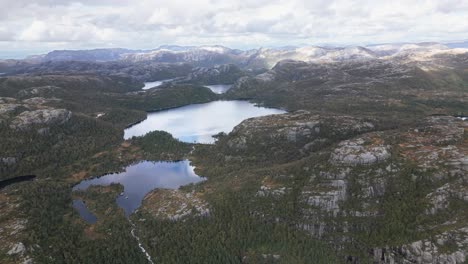 Atemberaubende-Berglandschaft-Mit-Zwei-Großen-Seen-Und-Einem-Wasserfall,-Norwegen,-Drohne,-Europa