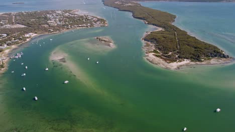 Impresionante-Vista-Aérea-De-Coffin-Bay-Con-Ciudad-De-Vacaciones-Y-Barcos-Oceánicos-En-La-Península-De-Eyre,-Australia-Del-Sur