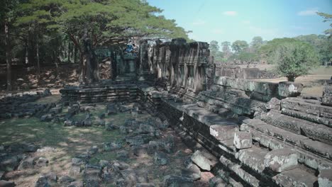 Viejos-Muros-Y-Bloques-De-Piedra-Esparcidos-En-Baphuon,-Angkor-Thom,-Siem-Reap,-Camboya