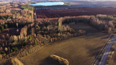 Vista-Panorámica-Del-Campo-Minero-De-Turba,-Plataforma-Rodante-Aérea-En