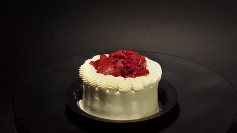 Mini-zierliche-Persönliche-Scheibe-Red-Velvet-Cake-Köstliche-Leckerei-Lecker-In-Einem-Drehtisch-Schwarzer-Hintergrund-Rote-Garnitur-Oben-Sahne-Butter-Außen
