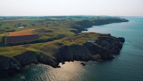 Luftbild:-Schottlands-Zerklüftete-Küste-Der-St.-Abbs-Head-Cliffs,-Ausblicke-Auf-Schottland-Und-Europäische-Reiseziele