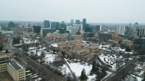 Große-Antenne-Innenstadt-Gesetzgebenden-Historischen-Gebäude-Winnipeg-Manitoba-Kanada-Während-Eines-Nebligen-Nachmittags