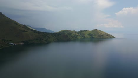 Vuelo-Aéreo-Sobre-El-Lago-Danau-Toba-En-Un-Día-Nublado-En-Tongging,-Berastagi,-Sumatra-Del-Norte,-Indonesia