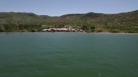 fishing-village-on-the-shore-of-lake-Victoria