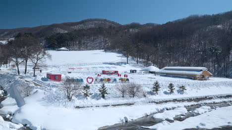 Terrenos-Cubiertos-De-Nieve,-Daegwallyeong-Sky-Ranch,-Corea,-Panorámica-Para-Establecer-La-Vista.