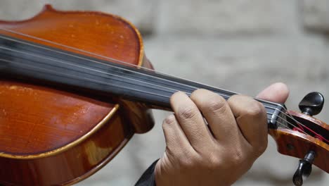 Mano-Y-Dedos-De-Violinista-En-El-Diapasón-De-Violín-Tocando-Música,-Cerca-De-La-Habilidad-Del-Músico.
