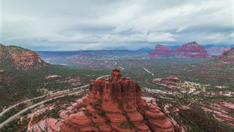 Bell-Rock-Drohnen-Hyperlapse-Bei-Bewölktem-Sonnenuntergang-In-Sedona,-Arizona