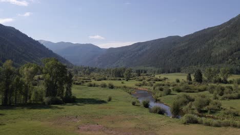 4K-Luftaufnahmen-Von-Feldern-Und-Rocky-Mountains-In-Der-Nähe-Von-Aspen,-Colorado,-Im-Sommer