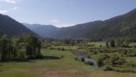 Imágenes-Aéreas-De-Drones-De-4k-De-Campos-Y-Montañas-Rocosas-Cerca-Del-Verano-De-Aspen-Colorado