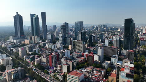 Drone-Aéreo-De-La-Ciudad-De-México-En-La-Hora-Mágica,-El-Horizonte-Gira-A-La-Derecha