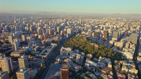 Malerische-Luftaufnahme-Per-Drohne-über-Dem-Santa-Lucia-Hügel,-Stadtbild-Des-Stadtzentrums-Von-Santiago,-Chile-Chiloe-4k