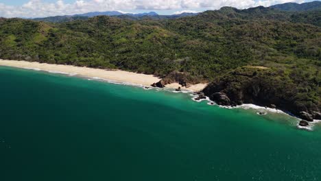Einsamer-Strand-In-Mexiko-Mit-Waldbäumen-Drumherum-Und-Ohne-Menschen