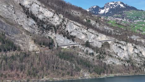 Kameraschwenk-Mit-Blick-über-Den-Walensee-In-Der-Schweiz,-Felsen-Und-Berge-Und-Blauer-See---Amden,-Weesen,-Glarus