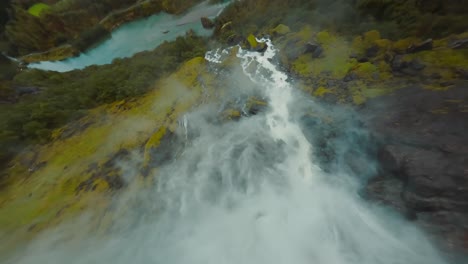 Dron-Fpv-Sumergiéndose-En-Una-Cascada