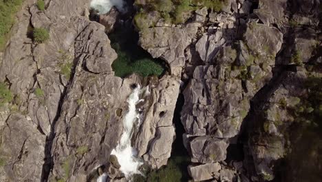 Foto-Superior-De-Un-Pequeño-Río-Con-Rápidos-Y-Pozas-En-El-Norte-De-Noruega.