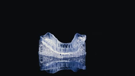 Ultraviolettmodell-Rotierender-Zähne-Vor-Schwarzem-Hintergrund