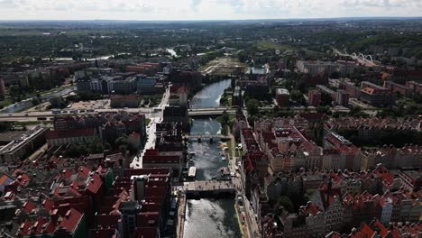 Hermoso-Casco-Antiguo,-El-Motlawa-En-La-Gran-Ciudad-De-Gdansk,-Río-A-Través-Del-Centro-De-La-Ciudad-Con-Barcos,-Danzig,-Gdansk,-Polonia,-Europa,-Drone