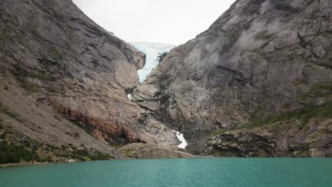 Riesiger-Gletscher-Im-Berg-Mit-Einem-See-Im-Vordergrund,-Briksdalsbreen,-Norwegen,-Natur,-Drohne