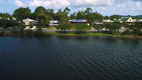 Von-Links-Nach-Rechts-Luftaufnahme-über-Tumbulgum-Entlang-Des-Tweed-River,-Nord-New-South-Wales,-Australien