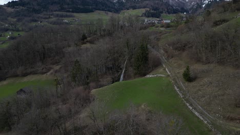 Vista-Aérea-De-Una-Pequeña-Cascada-En-Las-Tierras-Altas-De-Walensee,-Suiza