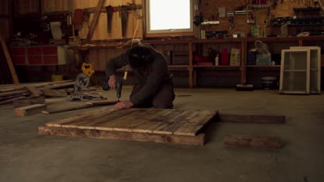 Retrato-De-Un-Hombre-Haciendo-Carpintería-Dentro-Del-Taller