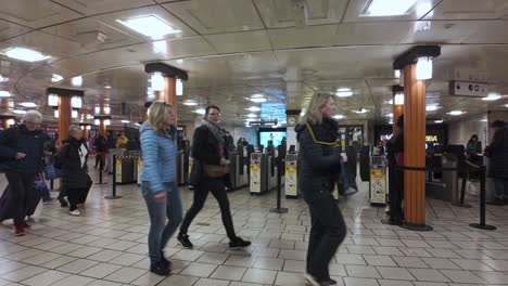 Menschen-Passieren-Die-Kontaktlosen-Ticketschranken-Am-Bahnhof-Piccadilly-Circus-In-London,-England,-Das-Konzept-Der-Städtischen-Mobilität-Und-Der-Transiteffizienz