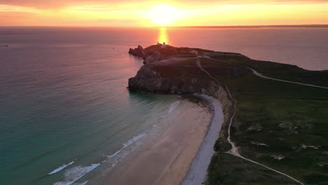 Amplia-Vista-Aérea-Lateral-De-La-Costa-Rocosa-Y-La-Playa-Al-Atardecer